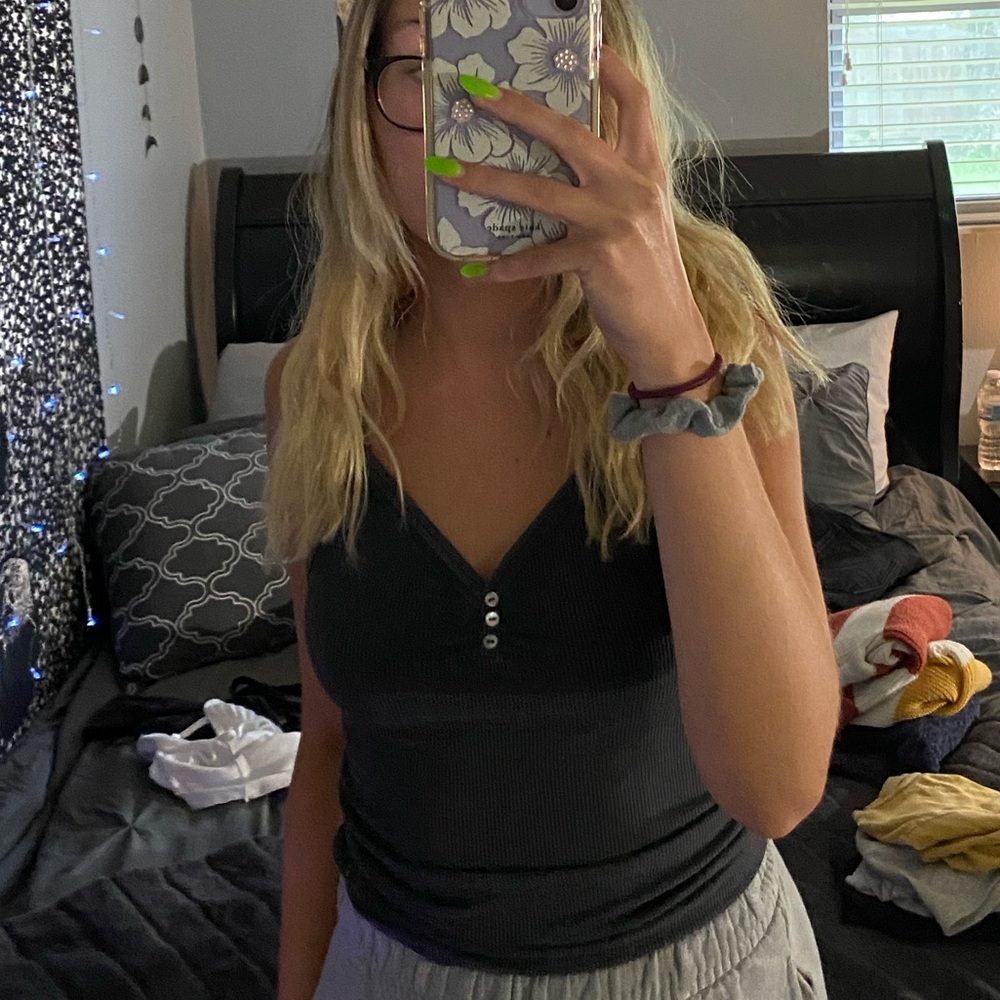 grey tank top